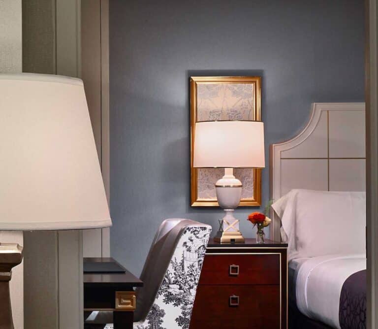 Comfortable room featuring a queen bed and stylish furnishings.
