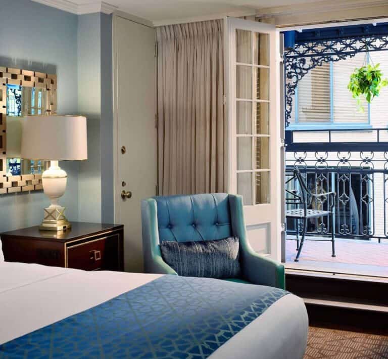 Comfortable room featuring a queen bed and stylish furnishings.